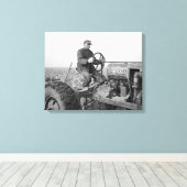 Boer bestuurt tractor, 1937 canvas afdruk (Insitu (Houten vloer))