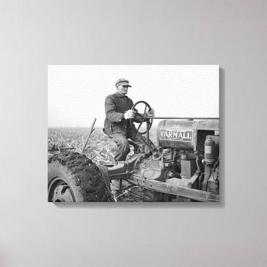 Boer bestuurt tractor, 1937 canvas afdruk (Voorkant)