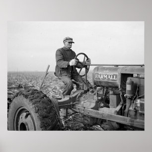 Boer bestuurt tractor, 1937. Oude foto Poster