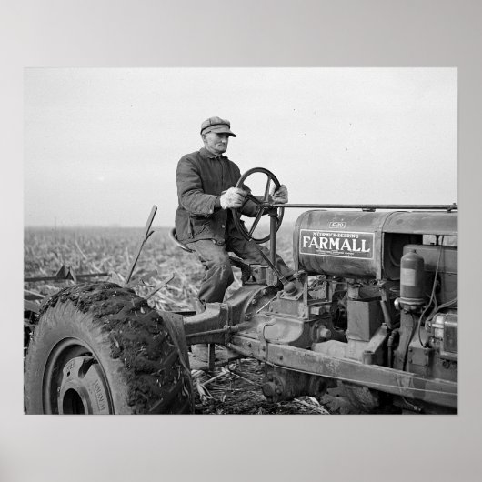 Boer bestuurt tractor, 1937. Oude foto Poster (Voorkant)