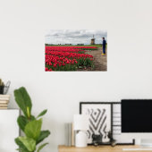Boer inspecteert zijn tulpen en molen poster (Thuiskantoor)