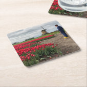 Boer inspecteert zijn tulpen en windmolen kartonnen onderzetters (Schuin)