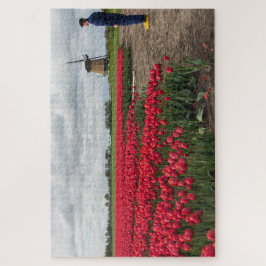 Boer inspecteert zijn tulpen en windmolen legpuzzel