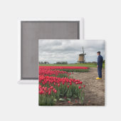 Boer inspecteert zijn tulpen en windmolen magneet (Voorkant / Achterkant)