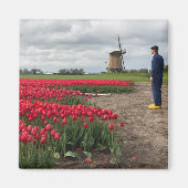 Boer inspecteert zijn tulpen en windmolen magneet (Voorkant)