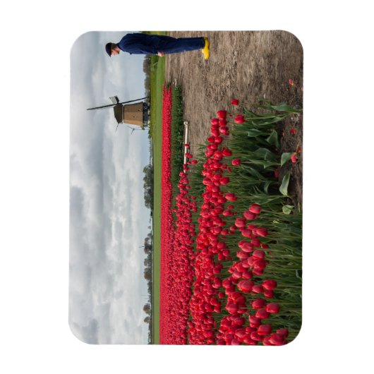 Boer inspecteert zijn tulpen en windmolen magneet (Verticaal)