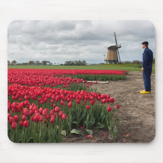 Boer inspecteert zijn tulpen en windmolen muismat (Voorkant)