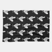 boer kippenvlees snijdt kleine stukjes theedoek (Horizontaal)