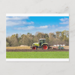Boer op tractor die zandgrond in de lente stroomt briefkaart