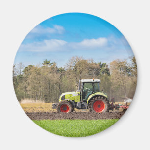Boer op tractor die zandgrond in de lente stroomt magneet