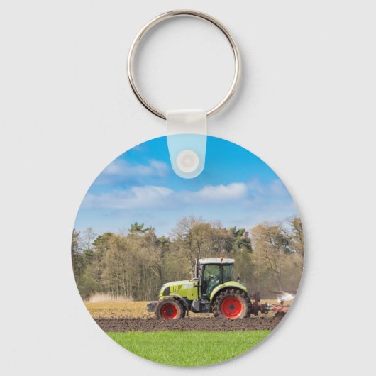 Boer op tractor die zandgrond in de lente stroomt sleutelhanger (Voorkant)