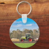 Boer op tractor die zandgrond in de lente stroomt sleutelhanger (Voorkant)