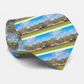 Boer op tractor die zandgrond in de lente stroomt stropdas (Opgerold)