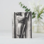 Boer scherpt zijn scythe aan voor de briefkaart (Staand voorkant)