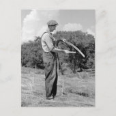 Boer Sharpening a Scythe, jaren 30 Briefkaart (Voorkant)