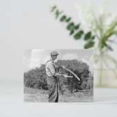 Boer Sharpening a Scythe, jaren 30 Briefkaart (Staand voorkant)