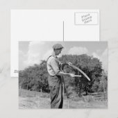 Boer Sharpening a Scythe, jaren 30 Briefkaart (Voorkant / Achterkant)
