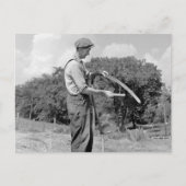 Boer Sharpening a Scythe, jaren 30 Briefkaart (Voorkant)