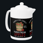 Boerderij Apple Basket Teapot, vers Theepot<br><div class="desc">🥇 EEN ORIGINEEL KOPYRIGHT ART ONTWERP VAN Donna Siegrist ALLEEN BESCHIKBAAR OP ZAZZLE! Rustic Farmhouse Teapot. Boerderij Fresh Apple - op een zwarte achtergrond, klaar om u te personaliseren. Deze theepot kan gepersonaliseerd worden met naam en een testdatum. Maakt een geweldig huisverwarmingscadeau, een kerstcadeau, etc.. ✔ OPMERKING: VERANDEREN ALLEEN DE...</div>