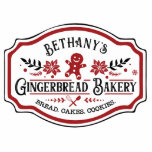 Boerderij Chic Gingerbread Bakery Staand Fotobeeldje<br><div class="desc">Deze boerderij stijl cut-out is voorzien van een logo stijl ontwerp dat zegt "Mrs Claus' Gingerbread Bakery." De kleuren zijn rood en zwart.</div>