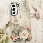 Boerderij Cottage rustieke bloemen op schuur Samsung Galaxy Hoesje<br><div class="desc">Zeer  bloemontwerp met hoeksprays van waterverf witte en roze rozen en wilde bloemen op rustieke boerderij verweerde schuur gevelbekleding.</div>