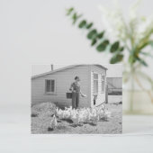 Boerderij Girl Feeding Chickens, 1936 Briefkaart (Staand voorkant)