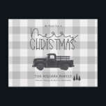 Boerderij Grey Buffalo Plaid Vrolijke kerst Kaart<br><div class="desc">Wens uw vrienden, familie of zakenpartners een vrolijk kerstfeest in boerderijstijl dit vakantieseizoen. Onze charmante kerstkaart is voorzien van een trendy, pick-up truck met vrolijke kerst geschreven in een rustieke landelijke lettertype. Voeg uw namen toe om uw kaart echt uniek te maken. U kunt uw kaart eenvoudig aanpassen met de...</div>