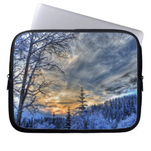 Boerderij in wintersneeuw op zonsopgang laptop sleeve