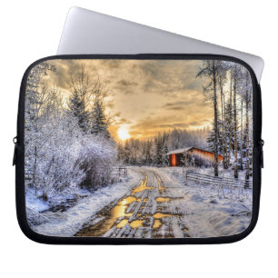 Boerderij in wintersneeuw op zonsopgang laptop sleeve