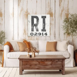 Boerderij rustieke staat Postcode Rhode Island Canvas Afdruk<br><div class="desc">Dit rustieke teken is een eenvoudige manier om uw liefde voor thuis te tonen. De postcode kan worden gepersonaliseerd met elke postcode in de staat. Maakt een geweldig cadeau. Creëer door Simply Farmhouse Press.</div>