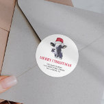 Boerderij Santa Koe Christmas Return Adres Ronde Sticker<br><div class="desc">Schattigee boerderij thema kerstvakantie stickers met een waterverf koe dragen van een kerstmuts,  het gezegde "Merry Christmas",  uw familienaam,  en het adres van de terugkeer.</div>