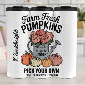 Boerderij verse pompoenen die u kunt plukken thermosbeker