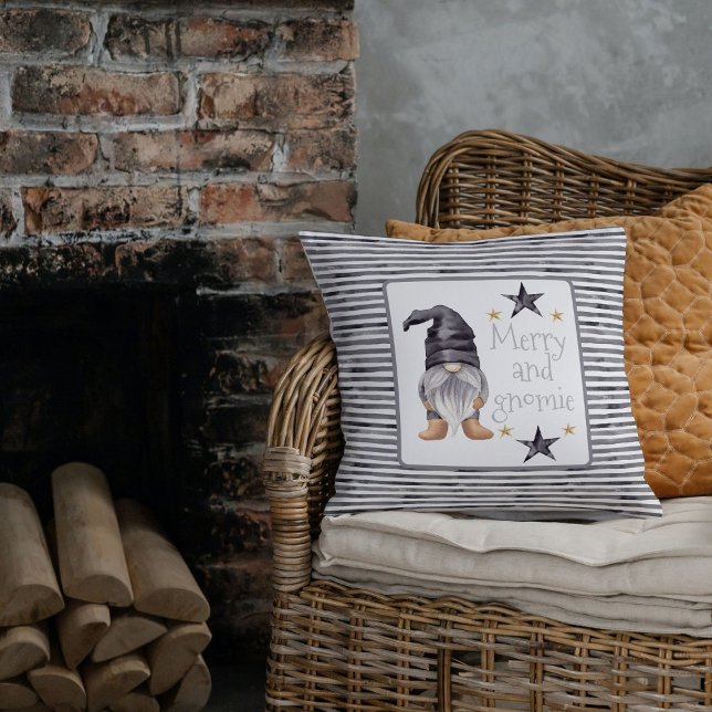 Boerderij Winter Gnome op Buffalo voor Kerstmis Kussen (Elevate your holiday decor with the Farmhouse Winter Watercolor Gnome Christmas Throw Pillow. )