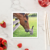 Boerderijpaard met tabbykat servet (Insitu)