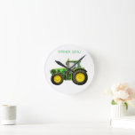 Boeren John Deere Tractor Ronde Klok<br><div class="desc">Leuk cadeau geschikt voor elke boer. Met een geweldig bedrukt afbeelding van een groene John Deere trekker en de vermelding "Farmer NAME" over de bovenkant. Dit is het perfecte cadeau voor elke boer voor elke gelegenheid, Kerstmis, Verjaardag, Pensioen ETC. Tekst is volledig aanpasbaar, net als de lettertype- en lettertypekleur. Als...</div>
