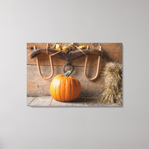 Boerenmuseum. Pompoen in schuur met hooivaal Canvas Afdruk