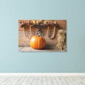 Boerenmuseum. Pompoen in schuur met hooivaal Canvas Afdruk (Insitu (Houten vloer))