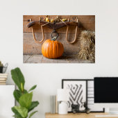 Boerenmuseum. Pompoen in schuur met hooivaal Poster (Thuiskantoor)