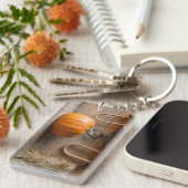 Boerenmuseum. Pompoen in schuur met hooivaal Sleutelhanger (Voorkant Rechts)