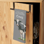 Boerkhuis | Gewoon een meisje dat van haar Koeien  Theedoek<br><div class="desc">Deze handdoek bevat een schattige koe omringd door klaver en de woorden "Gewoon een meisje dat van haar koeien houdt." Het perfecte cadeau voor elke koe minnaar.</div>