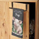 Boerkhuis | Gewoon een meisje dat van haar varkens Theedoek<br><div class="desc">Deze handdoek bevat een schattig varken omringd door klaver en de woorden "Gewoon een meisje dat van haar varkens houdt." Het perfecte cadeau voor elke varkensliefhebber.</div>