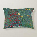 Boertuin met zonnebloem door Klimt,  bloemen Accent Kussen<br><div class="desc">Farmergarden met zonnebloem (1905/06) van Gustav Klimt is een Victoriaans Era Symbolisme fijn kunstschilderij. Een natuur scène met allerlei bloemen en zonnebloemen in een tuin op een boerderij. Over de kunstenaar: Gustav Klimt (1862-1918) was een Oostenrijkse symbolistische schilder en een van de meest prominente leden van de beweging "Art Nouveau"...</div>