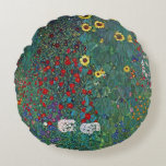 Boertuin met zonnebloem door Klimt,  bloemen Rond Kussen<br><div class="desc">Farmergarden met zonnebloem (1905/06) van Gustav Klimt is een Victoriaans Era Symbolisme fijn kunstschilderij. Een natuur scène met allerlei bloemen en zonnebloemen in een tuin op een boerderij. Over de kunstenaar: Gustav Klimt (1862-1918) was een Oostenrijkse symbolistische schilder en een van de meest prominente leden van de beweging "Art Nouveau"...</div>
