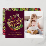Bogundy Kerstmis botanische elegante moderne foto Folie Feestdagenkaart<br><div class="desc">Fantastische foto van Burgundy,  rode en groene botanische elegante moderne,  minimale typografie Vakanierdag-folie. Een deel van een collectie.</div>