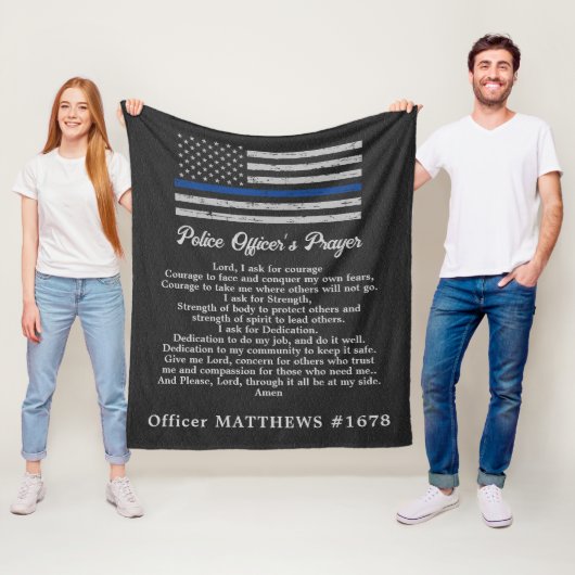 Bogydroes van de politieagent met een blauwe lijn fleece deken (In situ)
