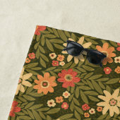 Boheemse bloemen in aardekleuren strandlaken (In situ)