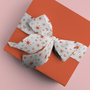 Bohemen-soennieten en regenbogen in het rood grosgrain lint