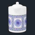 Bohemia blue Hibiscus Theepot<br><div class="desc">Hibiscus is een van de mooiste bloemen. Mijn inspiratie hier, met deze bloem, is een romantisch bohemien ontwerp met verschillende stoffen texturen (grafisch effect): wit kant, satijnen lint en gestreepte fluweel. (Hier in het diepblauw komt dit patroon ook voor in turkoois in een ander van mijn collecties). Voor een bloemige,...</div>