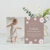 Bohemian Daisy Landscape Foto Birthday Uitnodiging (Staand voorkant)