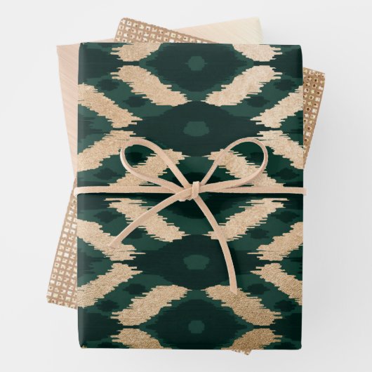 Bohemian Gold Forest Green Ikat Pattern Inpakpapier Vel (In situ)